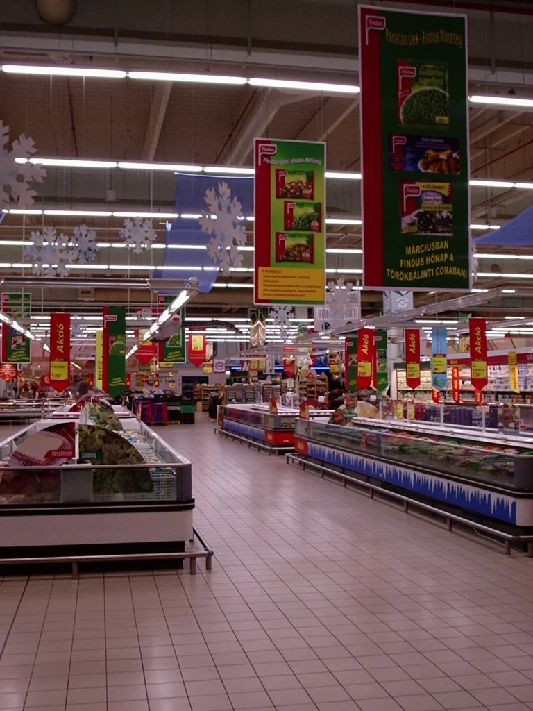 Foto representando uma seção de frios de um supermercado.